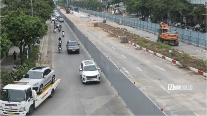 Hà Nội: Rào chắn gần 500m đường Văn Cao để thi công ga metro Quần Ngựa