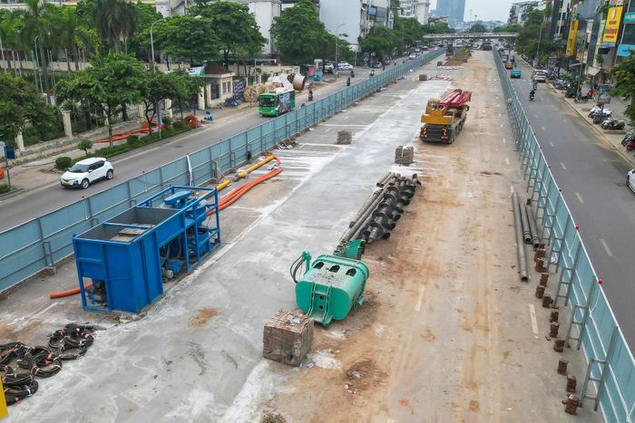 Bên trong công trường, nhiều máy móc, thiết bị chuyên dụng đã được huy động, cùng các công nhân triển khai các hạng mục chuẩn bị thi công.