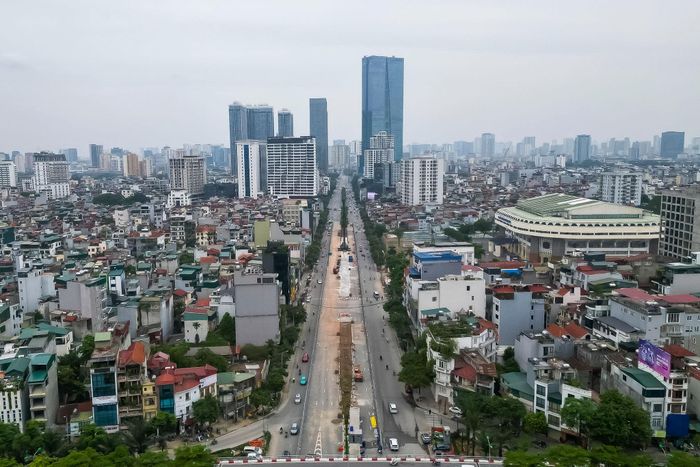 Tuyến đường Văn Cao (phường Ngọc Hà, thành phố Hà Nội) đang được rào chắn cố định dài gần 500m để hoàn tất để phục vụ thi công ga ngầm S1 (ga Quần Ngựa) thuộc tuyến đường sắt đô thị số 5 Văn Cao - Ngọc Khánh - Láng - Hòa Lạc.