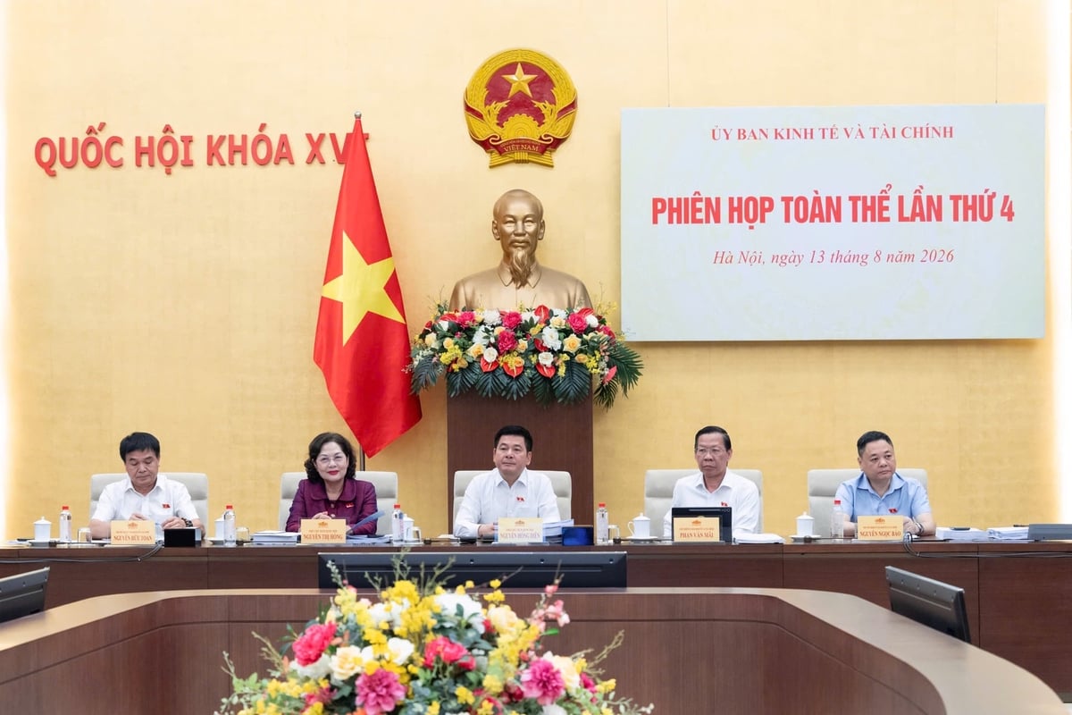 Phó Chủ tịch Quốc hội Nguyễn Thị Hồng, Phó Chủ tịch Quốc hội Nguyễn Hồng Diên, Chủ nhiệm Uỷ ban Kinh tế và Tài chính Phan Văn Mãi cùng các Phó Chủ nhiệm Uỷ ban tại phiên họp. Ảnh: Quochoi.vn.