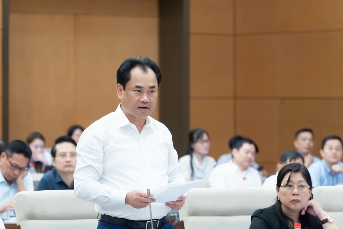Bộ trưởng Bộ Nông nghiệp và Môi trường Trịnh Việt Hùng trao đổi cụ thể về các nhóm vấn đề đại biểu quan tâm. Ảnh: Quochoi.vn.