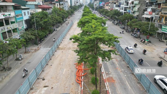 Theo phương án được phê duyệt, phạm vi rào chắn có bề rộng từ 20m đến 40m. Tại công trường, hàng cây xanh đang được đơn vị thi công thực hiện di dời.
