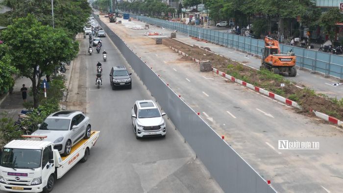 Việc rào chắn khiến mặt cắt lưu thông trên đường Văn Cao bị thu hẹp đáng kể. Để hạn chế ùn tắc, các cơ quan chức năng đã điều chỉnh tổ chức giao thông, phân luồng phương tiện và bổ sung hệ thống biển báo, đèn tín hiệu tại khu vực thi công.