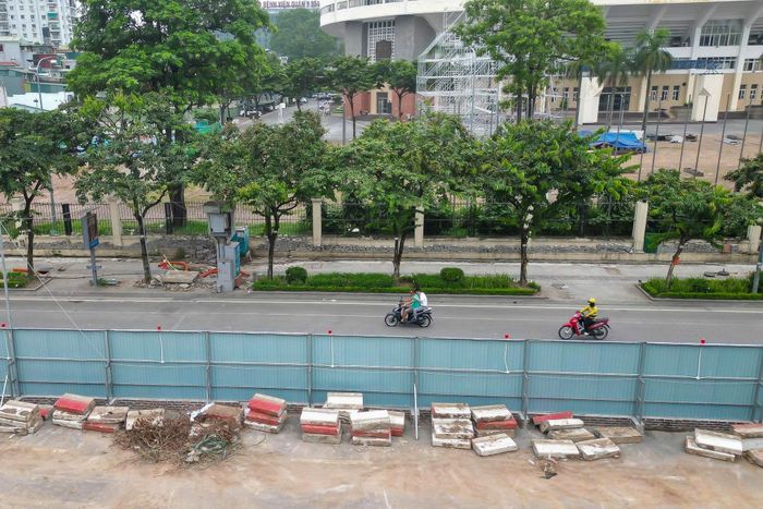 Sau thời gian tổ chức rào chắn tạm và vận hành thử nhằm đánh giá tác động đến giao thông, phương án chính thức đã được triển khai. Phạm vi công trường kéo dài khoảng 476m trước khu vực sân vận động Quần Ngựa, bao gồm dải phân cách giữa cùng một phần lòng đường Văn Cao.