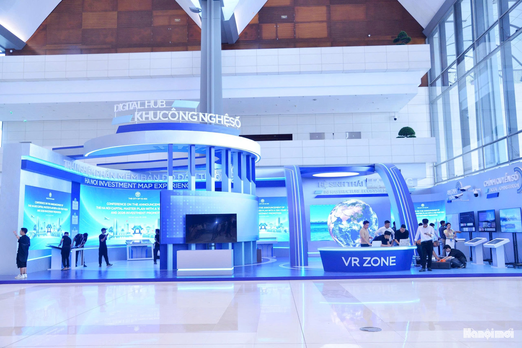 Khu vực trưng bày tại Trung tâm hội nghị quốc gia. Ảnh: Viết Thành