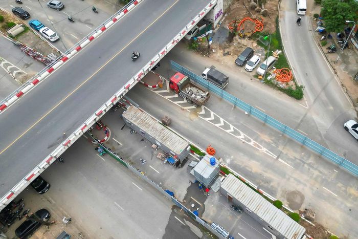 Việc rào chắn khiến mặt cắt lưu thông trên đường Văn Cao bị thu hẹp đáng kể. Hiện theo hướng từ Văn Cao đi Nguyễn Chí Thanh còn khoảng 3 làn xe lưu thông, trong khi chiều từ Nguyễn Chí Thanh về phía Hồ Tây còn khoảng 2 làn xe. Để giảm áp lực giao thông, các cơ quan chức năng đã điều chỉnh phương án tổ chức giao thông, bổ sung hệ thống biển báo, đèn tín hiệu và phân luồng phương tiện qua khu vực công trường.