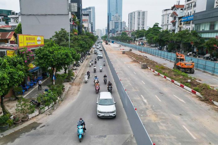 Hệ thống hàng rào tôn kiên cố được lắp đặt liên tục dọc tuyến, tách biệt hoàn toàn khu vực thi công với phần đường dành cho phương tiện lưu thông. Đây được xem là giải pháp cần thiết nhằm bảo đảm an toàn trong suốt quá trình thi công công trình ngầm kéo dài nhiều tháng.