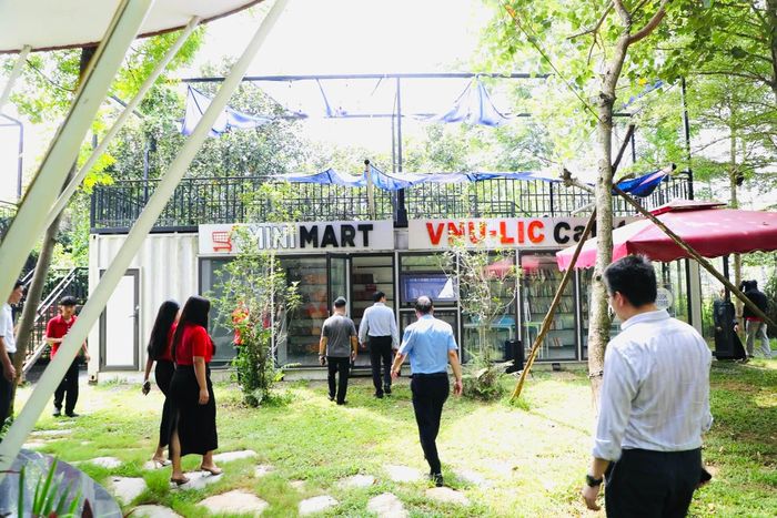 Không gian “chill” cafe sách ngoài trời.