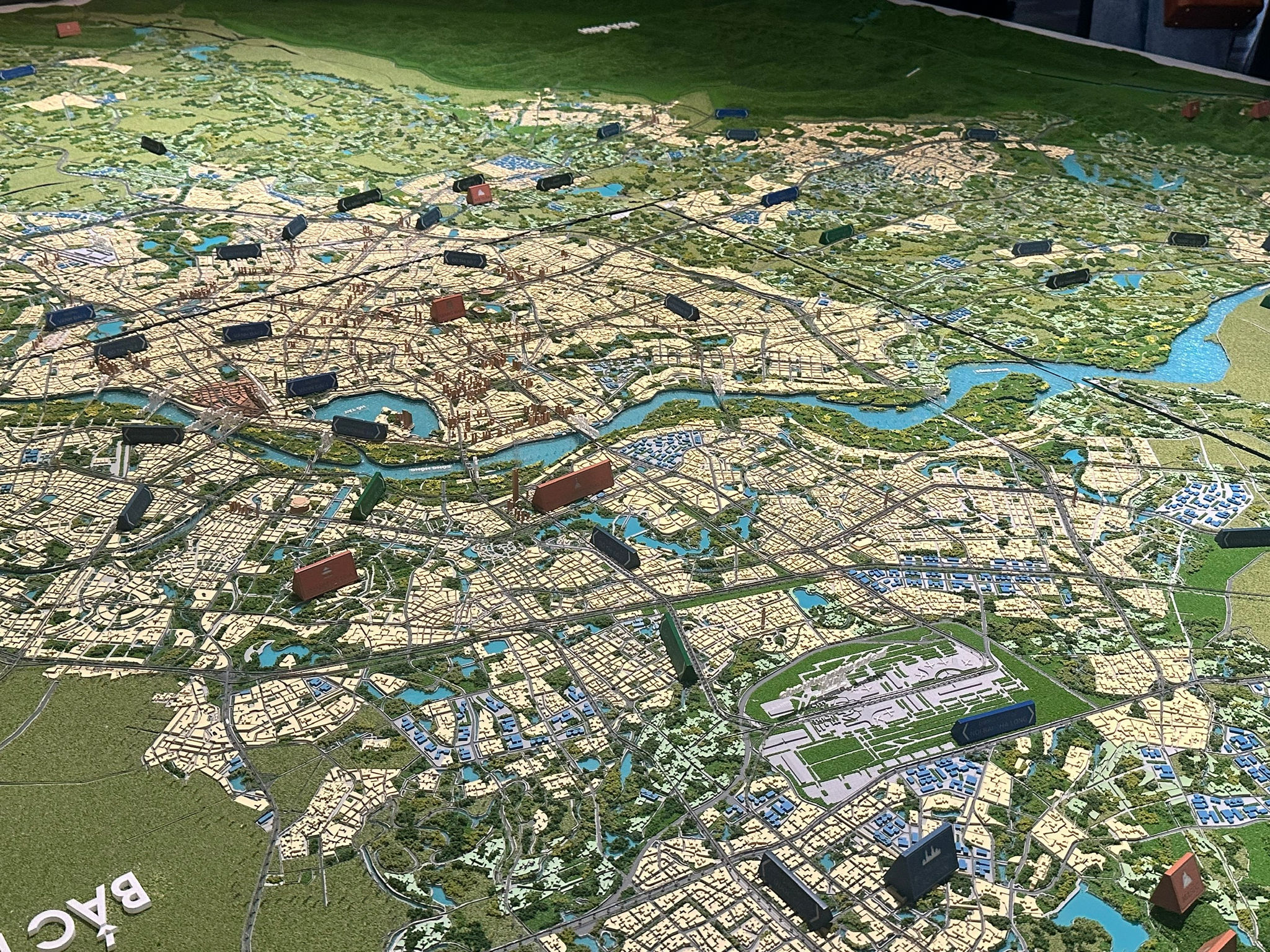 Bản đồ quy hoạch tổng thể Hà Nội trưng bày tại Bảo tàng Hà Nội về định hướng phát triển đa cực.